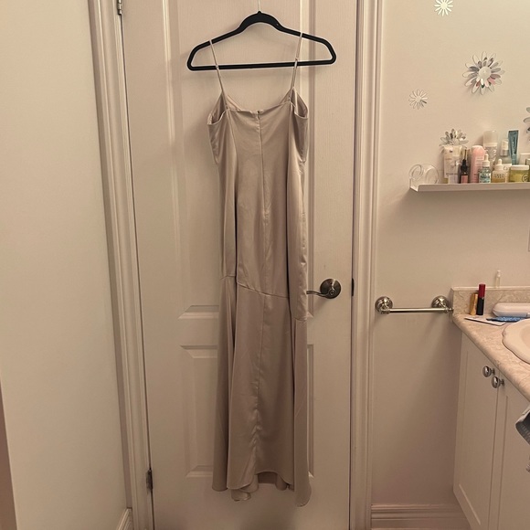 Silvery champagne satin dress Dynamite RSVP - Picture 4 of 7